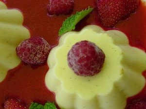 Bavarois à la vanille, coulis de fraises et framboises au vinaigre de framboises Bavarois à la vanille, coulis de fraises et framboises au vinaigre de framboises