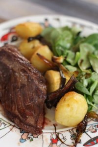 Onglet à la plancha, sauce marchand de vin, pommes de terres nouvelles Onglet à la plancha, sauce marchand de vin, pommes de terres nouvelles