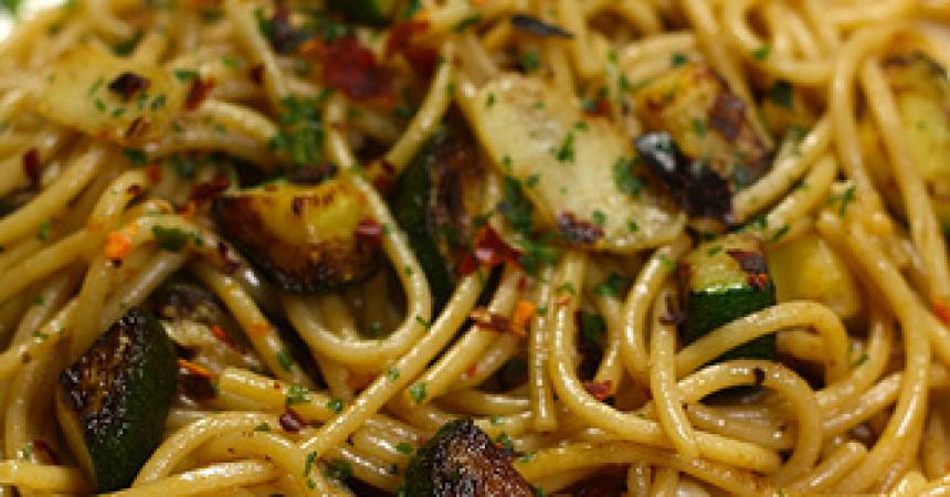 Spaghettis ail, piment & courgette Spaghettis ail, piment & courgette