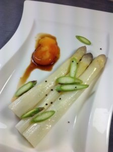 Asperges blanche, oeuf mariné au soja Asperges blanche, oeuf mariné au soja