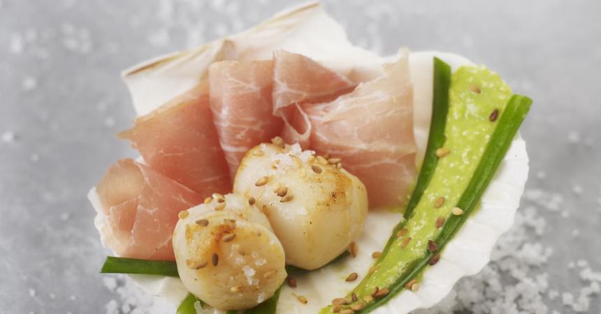 Crème de petits pois gingembre & citron, poêlée de St Jacques & chiffonnade de jambon Crème de petits pois gingembre & citron, poêlée de St Jacques & chiffonnade de jambon