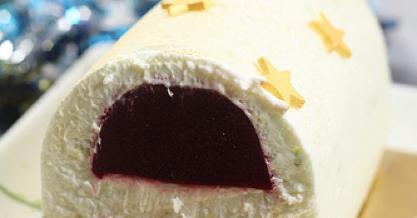 Bûche de Noël, mousse au citron vert, framboise & biscuit matcha Bûche de Noël, mousse au citron vert, framboise & biscuit matcha