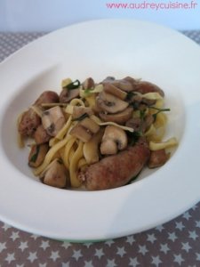 Tagliatelles aux champignons et saucisses Tagliatelles aux champignons et saucisses