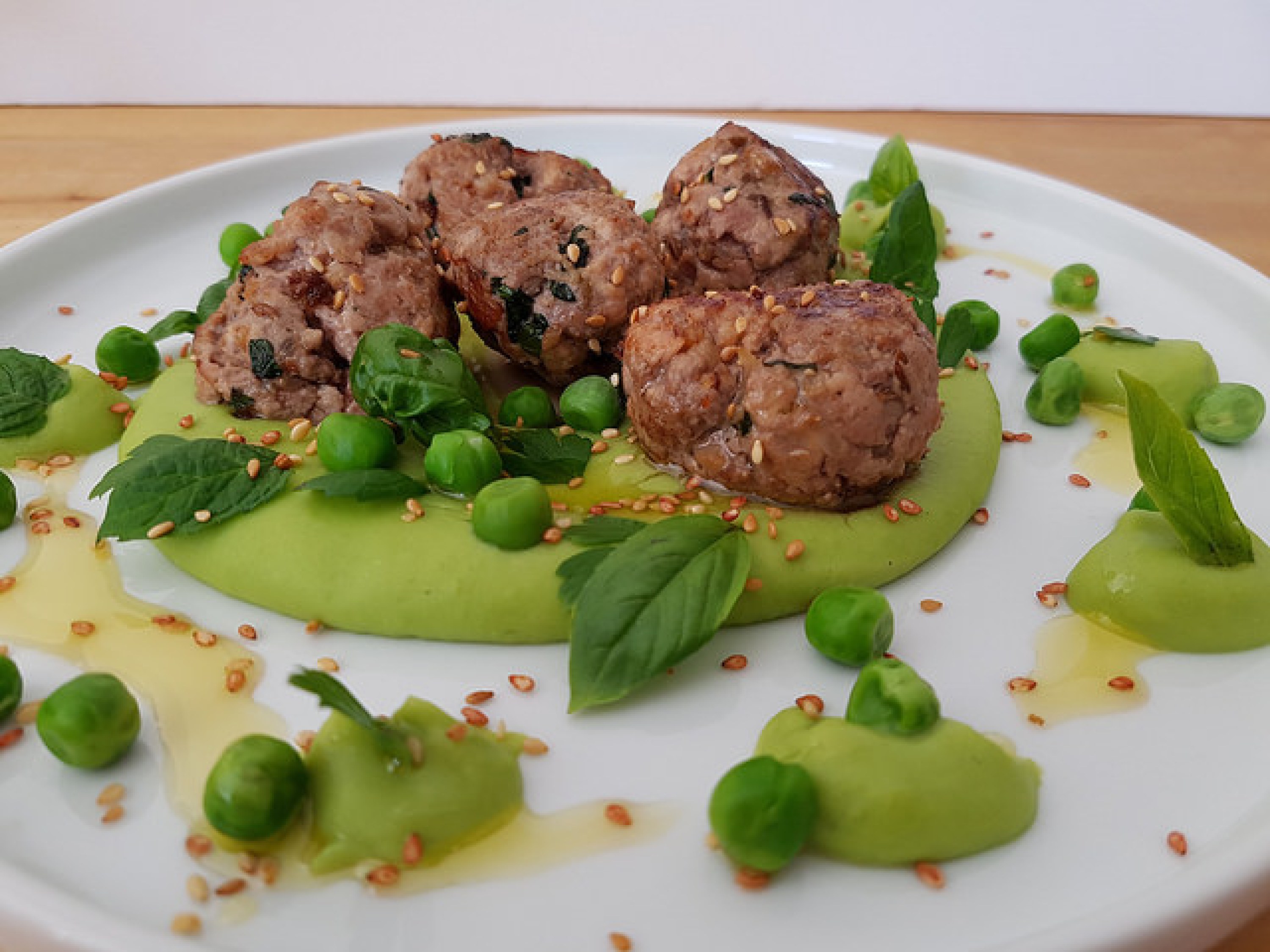 Boulettes d’agneau, menthe & petits pois