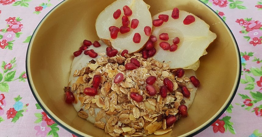 Crèmes végétales miel & sarrasin & granola maison pour un p’tit déjeuner gourmand Crèmes végétales miel & sarrasin & granola maison pour un p’tit déjeuner gourmand