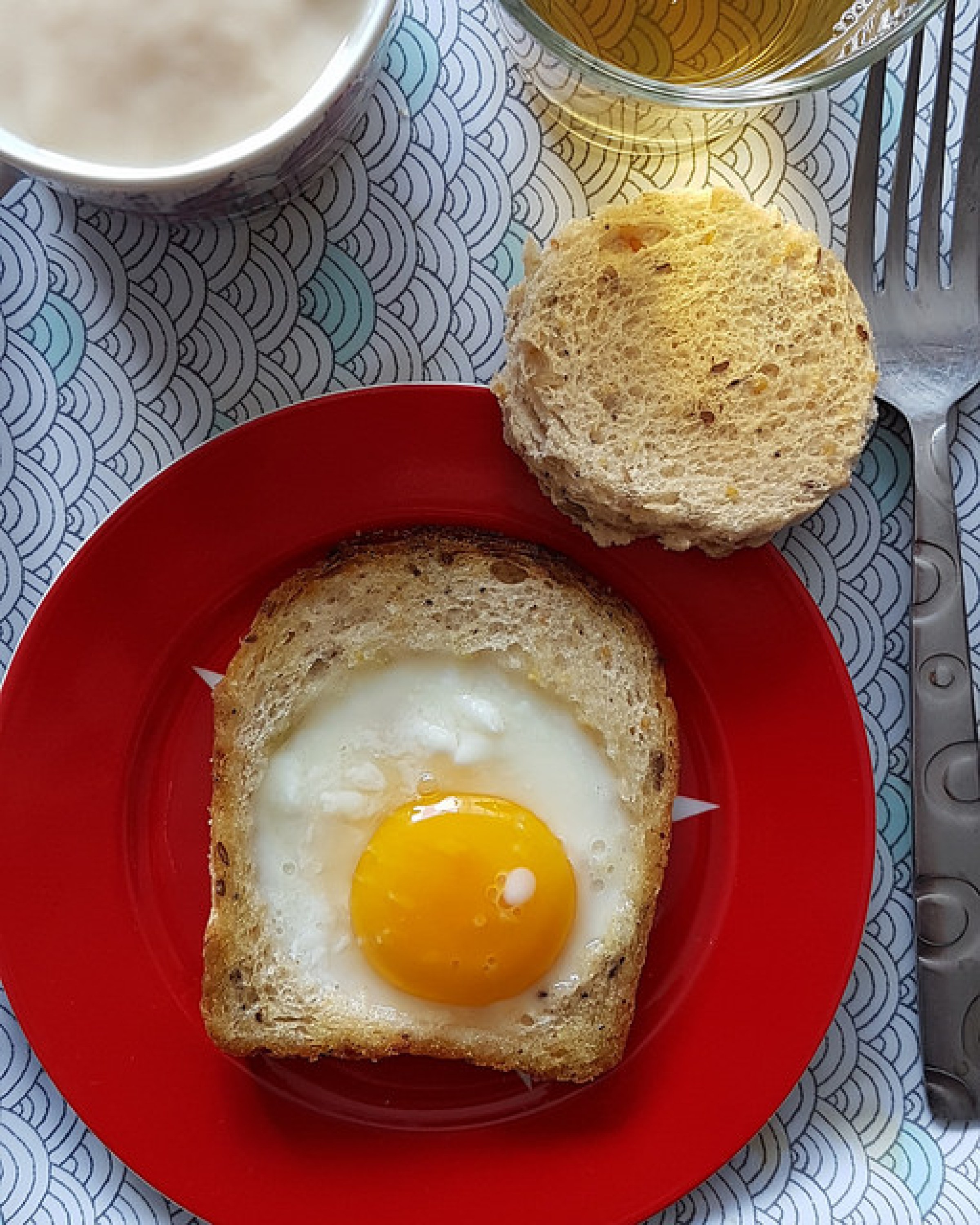 Oeuf au plat en nid de pain