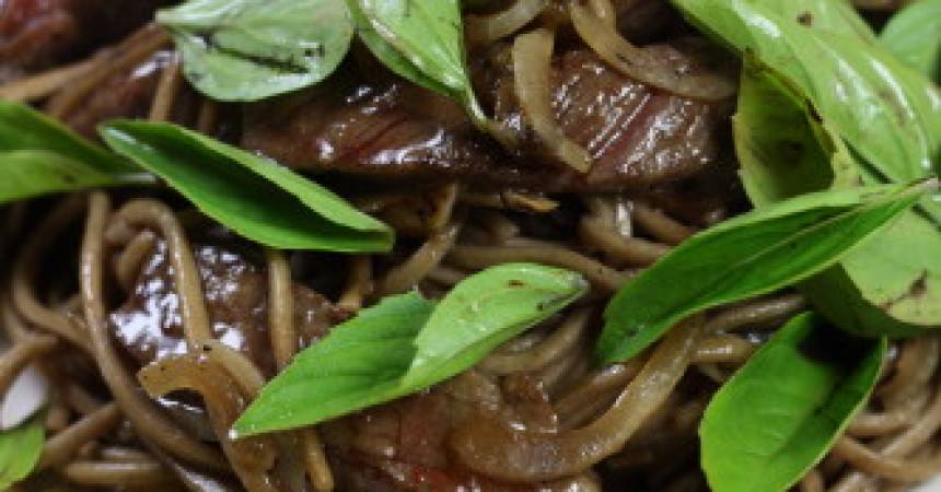 Wok de nouilles soba au boeuf Wok de nouilles soba au boeuf