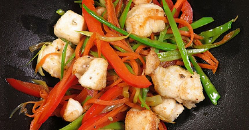 Wok de poulet aux légumes et au poivre blanc Wok de poulet aux légumes et au poivre blanc