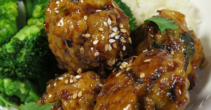 Sticky meat balls, les boulettes de poulet caramélisées au gingembre et à la coriandre Sticky meat balls, les boulettes de poulet caramélisées au gingembre et à la coriandre