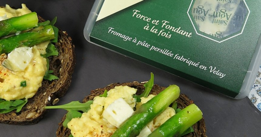 Tartine de pain aux céréales, oeufs brouillés au Saint Agur & asperges vertes Tartine de pain aux céréales, oeufs brouillés au Saint Agur & asperges vertes