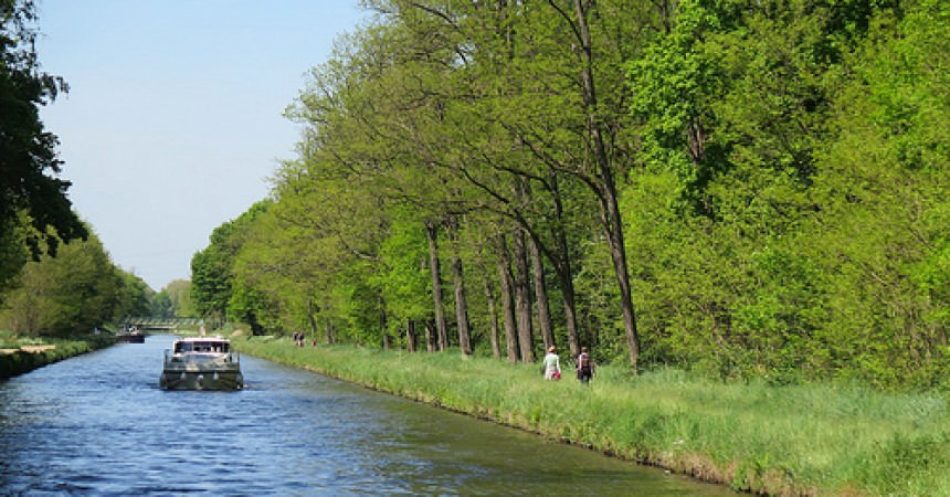 A l’abordage ! Des vacances en Bourgogne sur un bateau, sur le canal de Roanne à Digoin A l’abordage ! Des vacances en Bourgogne sur un bateau, sur le canal de Roanne à Digoin