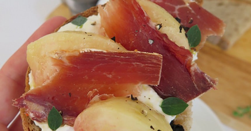 Tartine de ricotta, pèche & jambon cru Tartine de ricotta, pèche & jambon cru