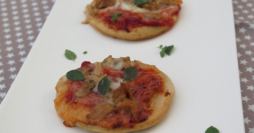 Petites pizza tomates, thon au basilic & mozzarella Petites pizza tomates, thon au basilic & mozzarella