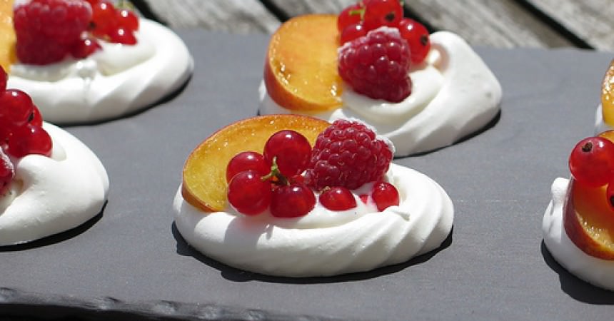 Baby Pavlova pèches & groseilles Baby Pavlova pèches & groseilles