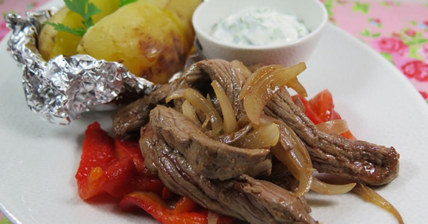 Boeuf sauté aux épices Mapuche, pomme de terre fondante & sauce ranch Boeuf sauté aux épices Mapuche, pomme de terre fondante & sauce ranch