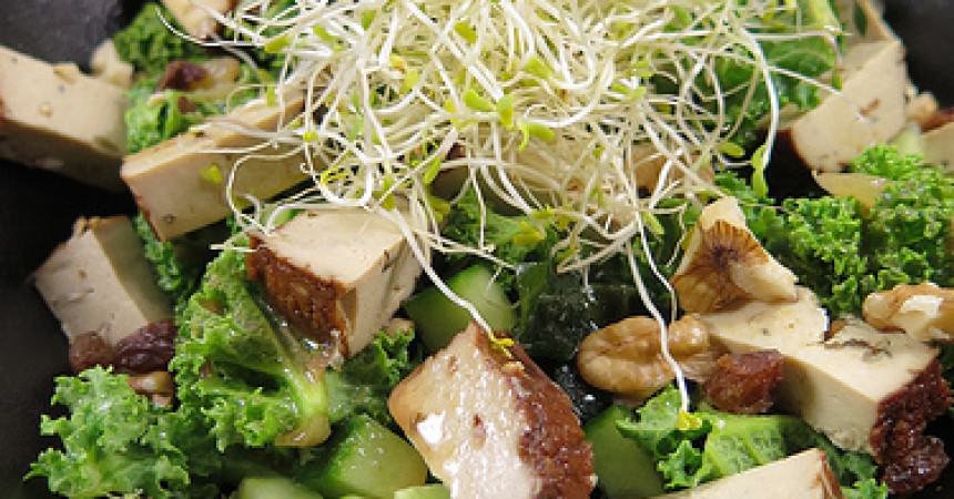 P’tite salade de curly kale au tofu fumé P’tite salade de curly kale au tofu fumé