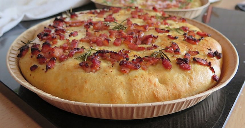 Focaccia (ou fougasse) aux lardons, romarin et parmesan Focaccia (ou fougasse) aux lardons, romarin et parmesan