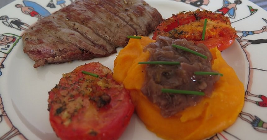 Bavette grillée, purée de patates douces & tomates au thym Bavette grillée, purée de patates douces & tomates au thym