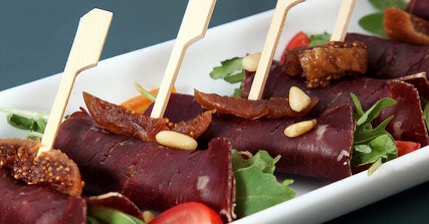Rouleaux de Bresaola, roquette & figue séchée Rouleaux de Bresaola, roquette & figue séchée