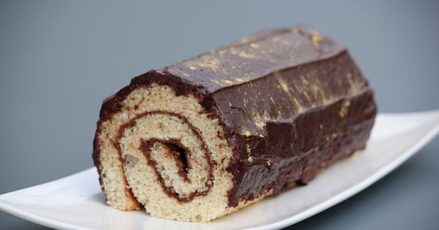 Gâteau roulé pâte à tartiner chocolat, glaçage chocolat Gâteau roulé pâte à tartiner chocolat, glaçage chocolat