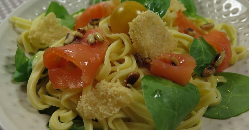 Linguines, jeunes pousses d’épinards, saumon fumé Linguines, jeunes pousses d’épinards, saumon fumé