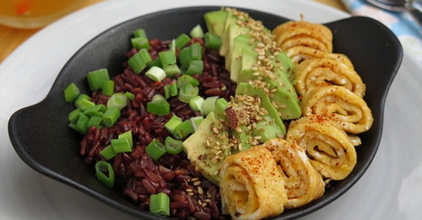 Petit déjeuner salé au riz rouge Petit déjeuner salé au riz rouge