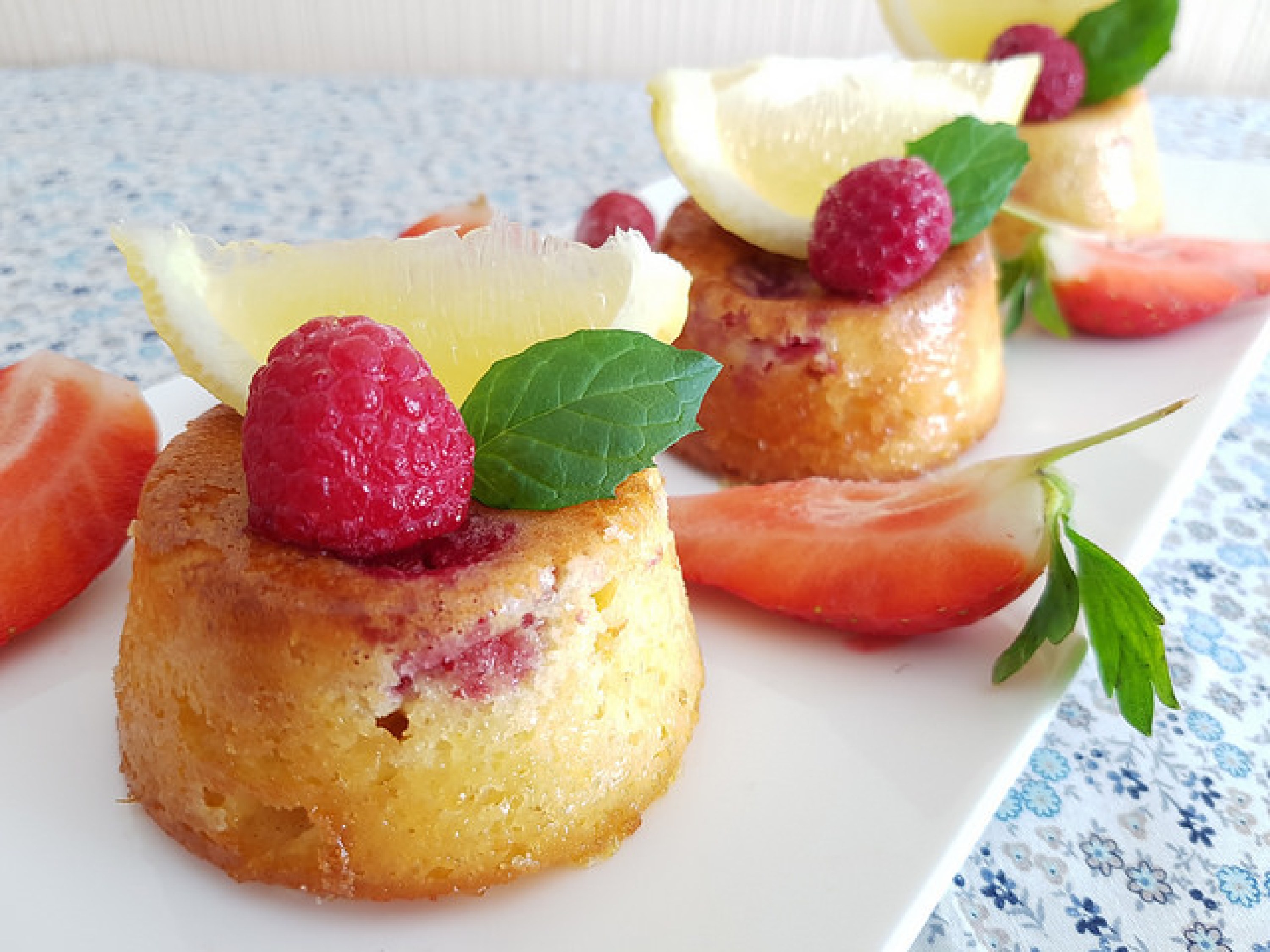 Petits gâteau moelleux au citron & framboises