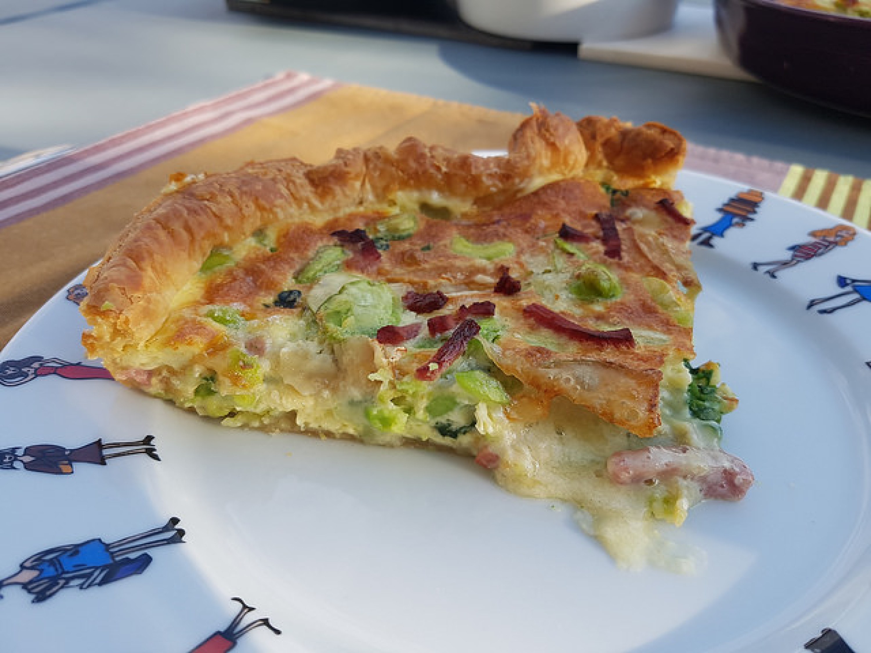 Quiche Reblochon, fèves & jeunes pousses d’épinards