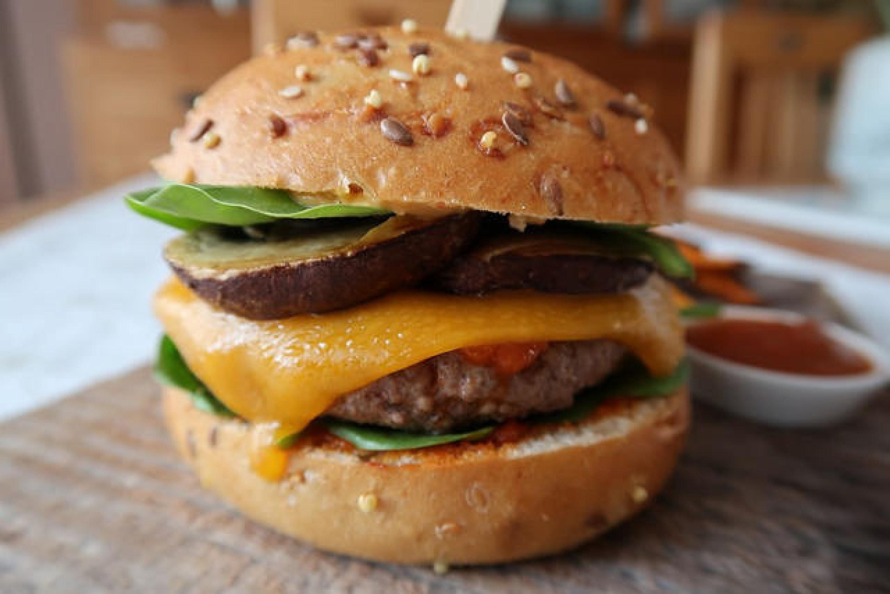 Burger de boeuf & champignons à la sauce barbecue maison