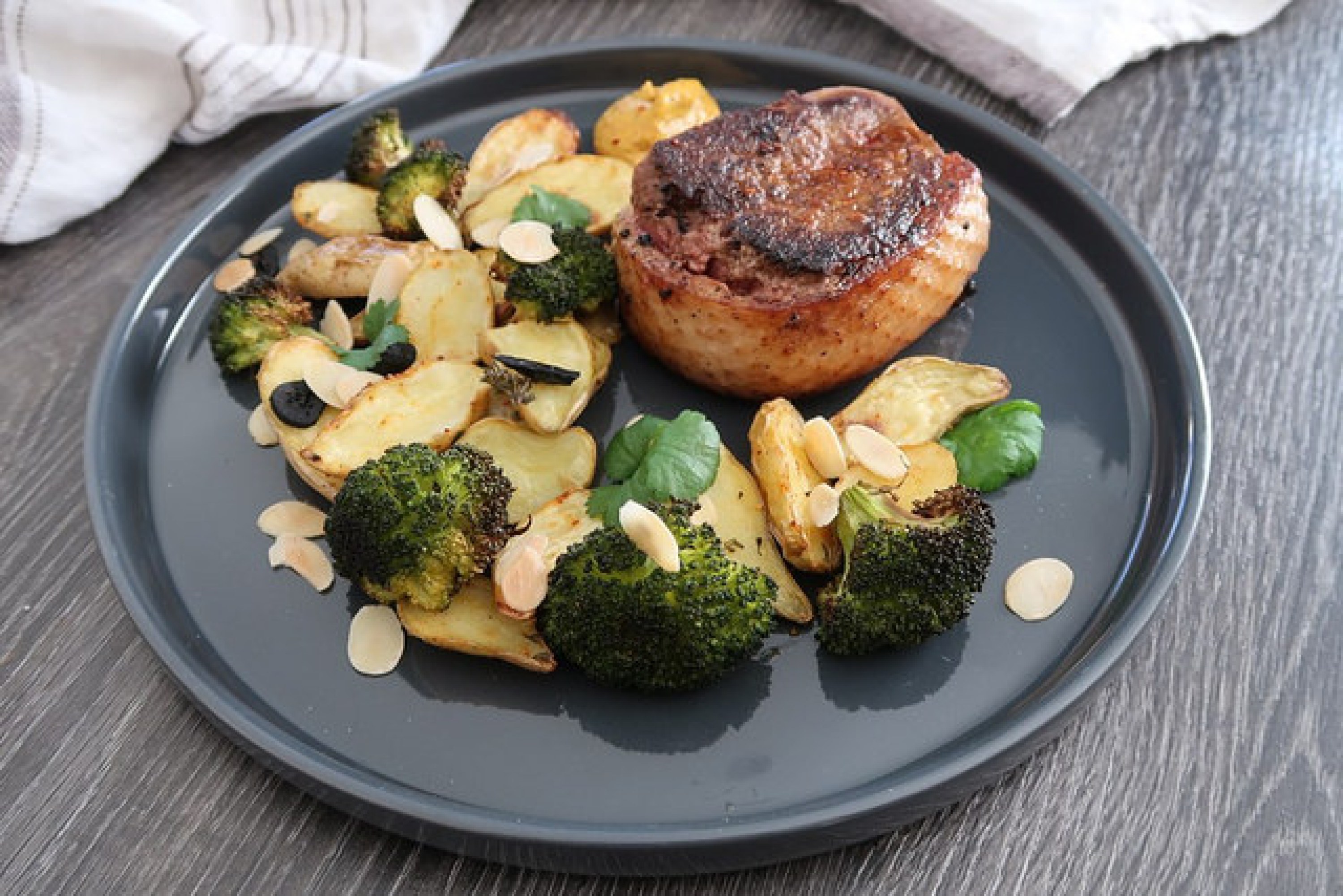 Tournedos De Magret De Canard Au Satay Brocolis Pommes