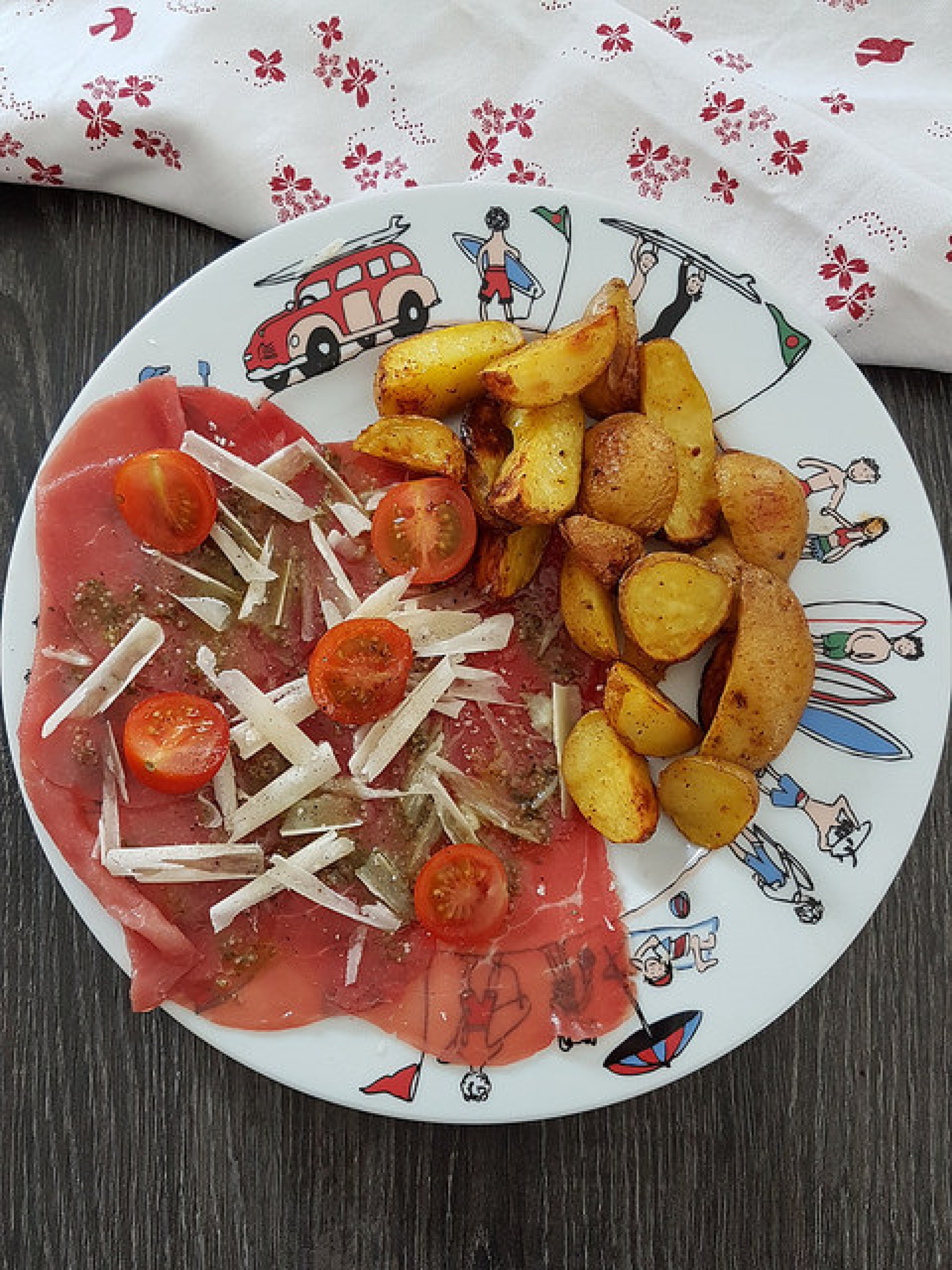 Blinis au maïs, salsa épicée & carpaccio de boeuf