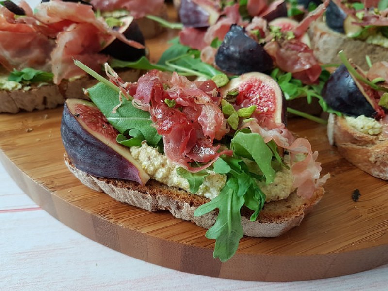 Tartines figues & pistaches