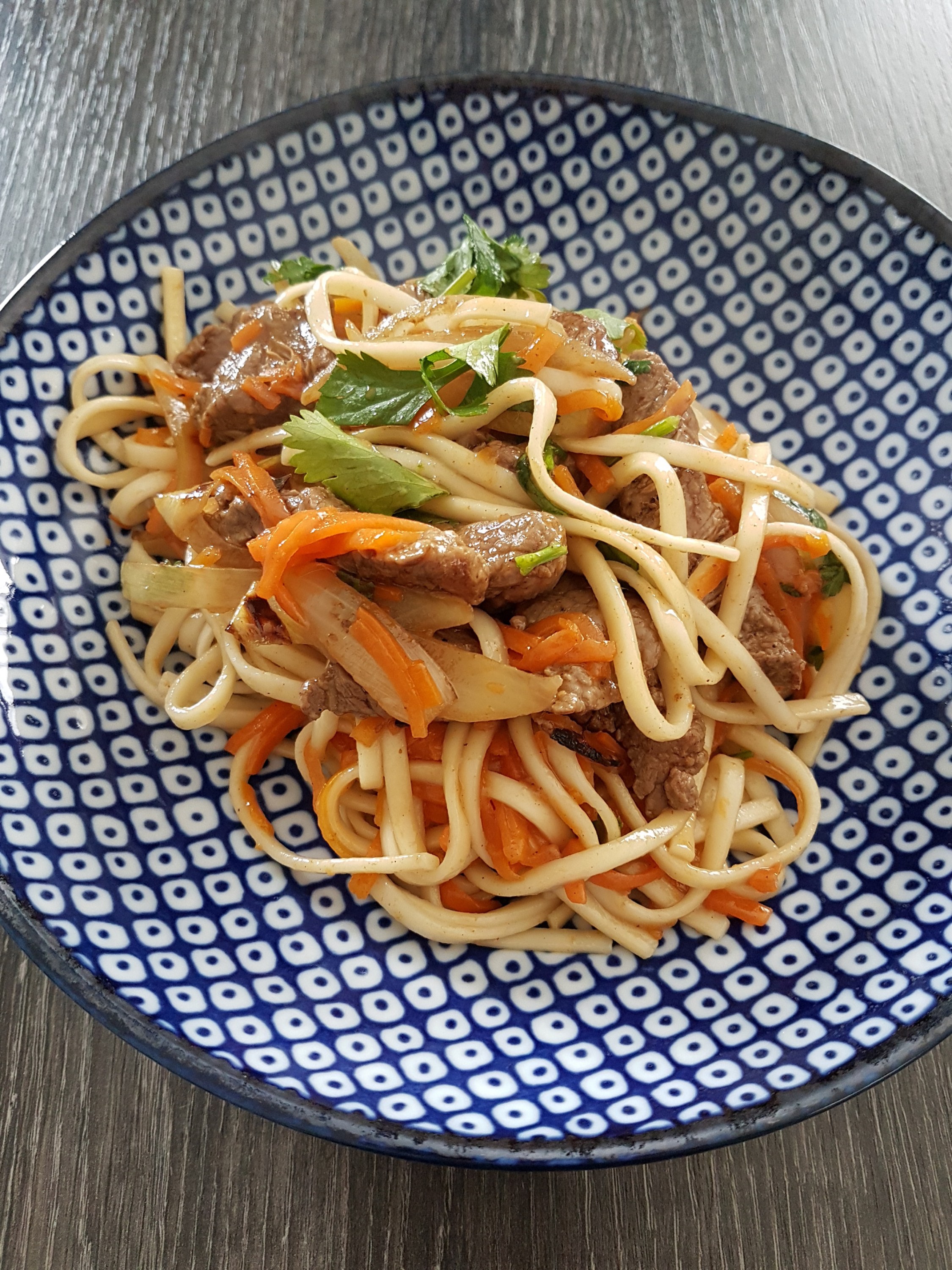 Wok de nouilles au boeuf et à la coriandre