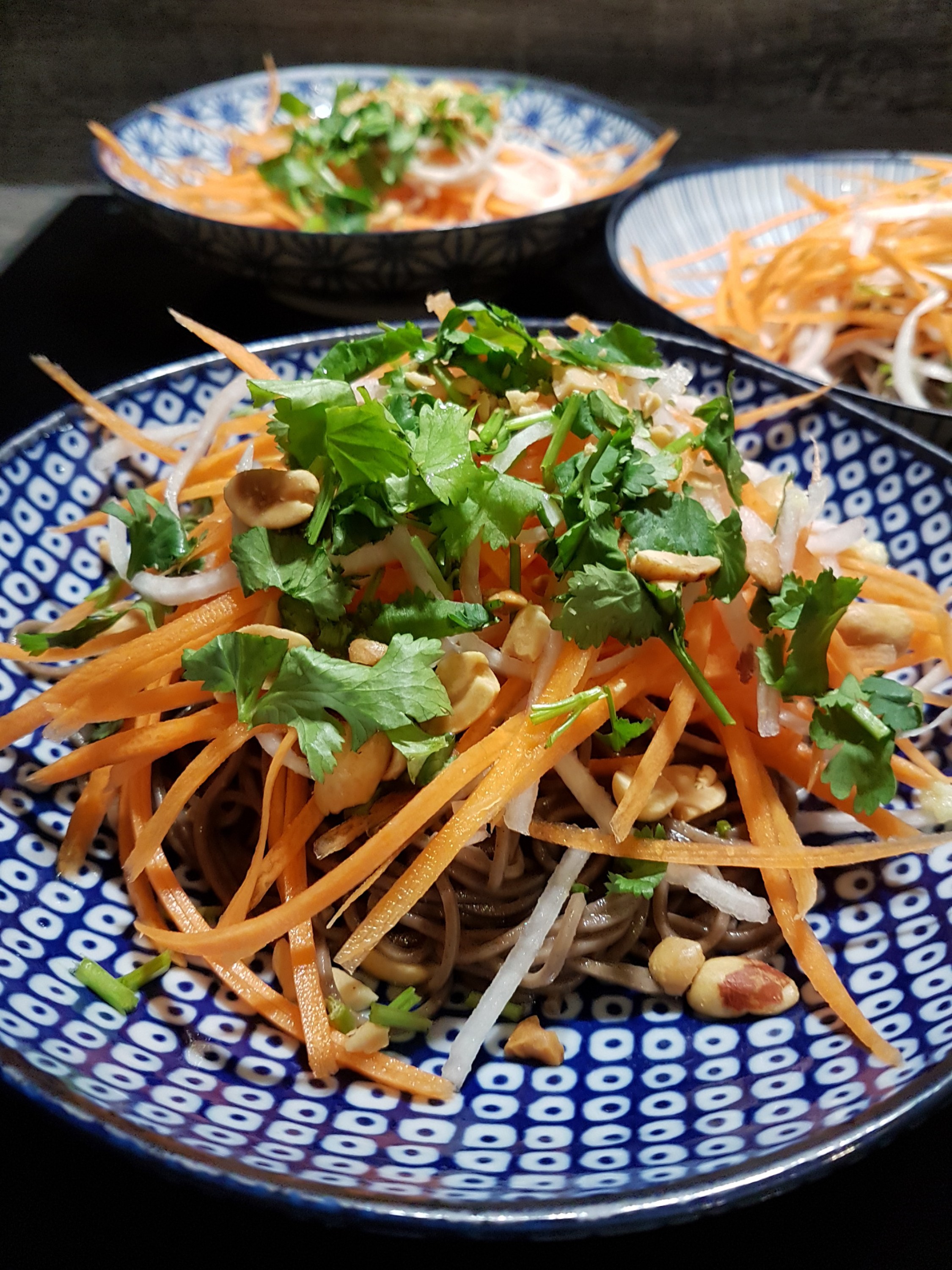 Soupe asiatique, nouilles soba et julienne de légumes