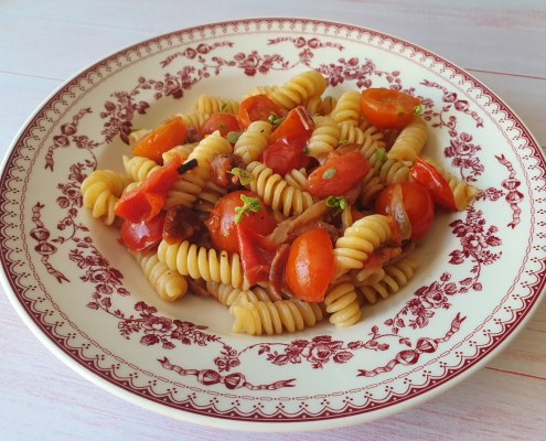 Fusilli aux deux tomates et lard fumé