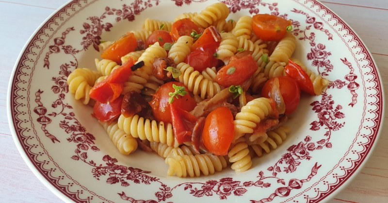 Fusilli aux deux tomates et lard fumé