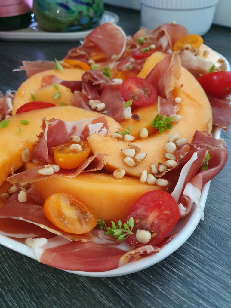Salade de melon au jambon et pignons
