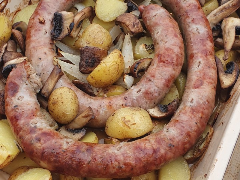 Saucisse de Toulouse, pommes de terres et champignons