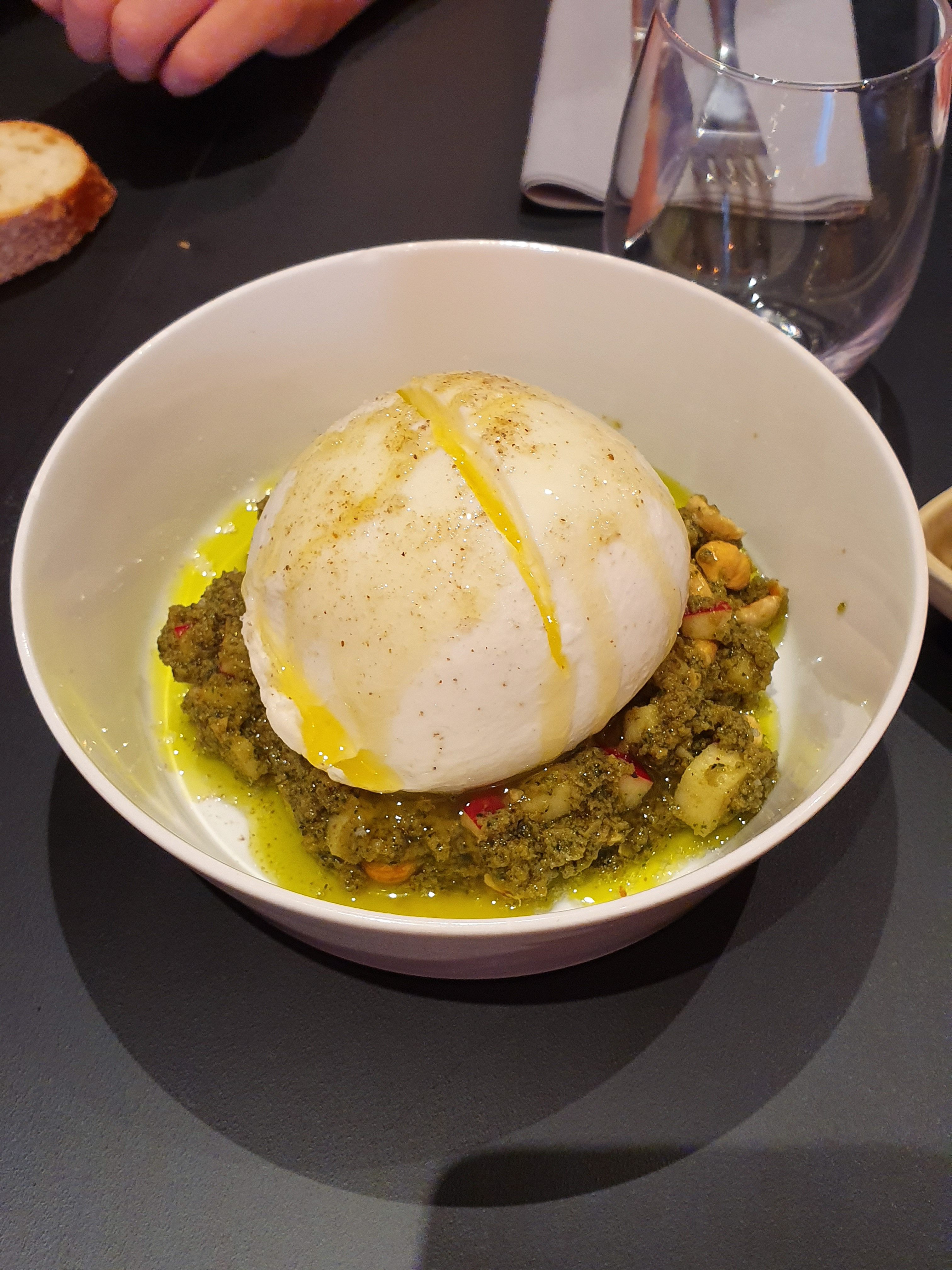 Burrata, pesto menthe, pomme, noisette, huile d'olive - Côté Zinc Bordeaux