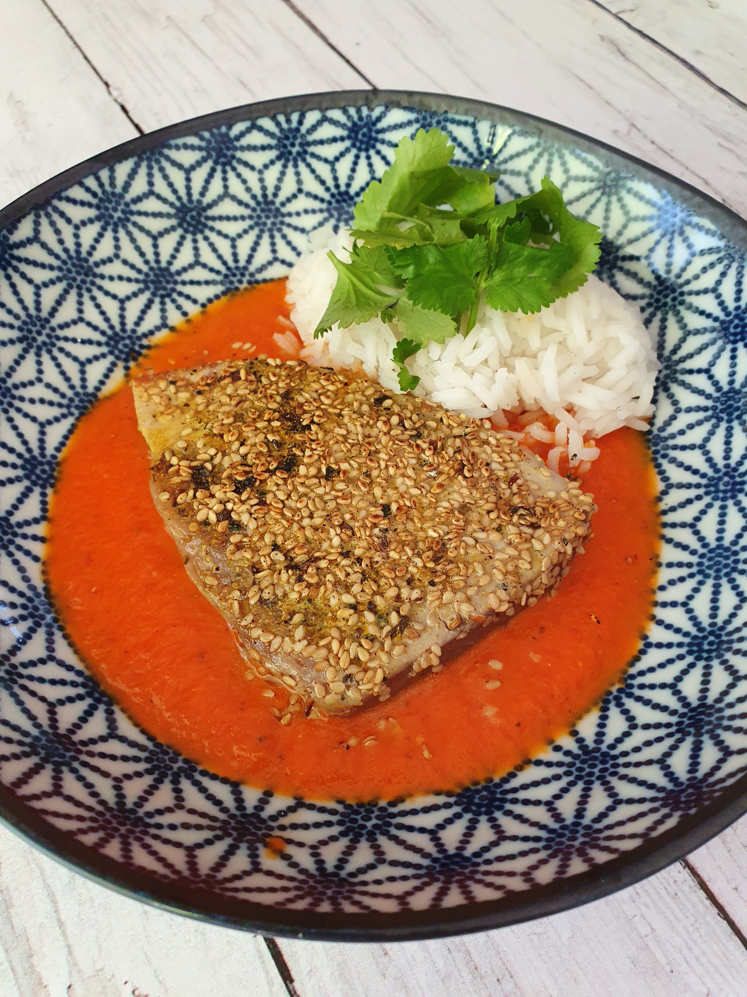 Steak de thon au sésame, coulis de tomates et coriandre