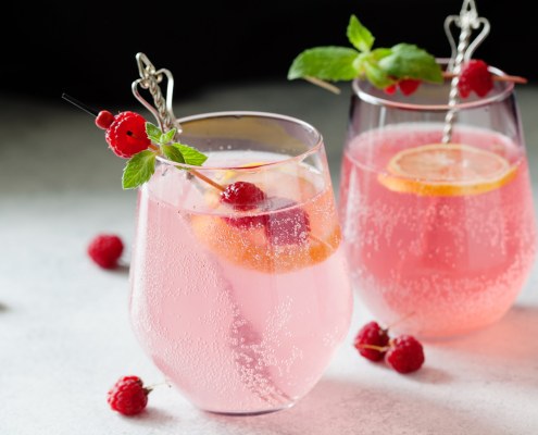 Cocktail Gin, Rhubarbe et framboises