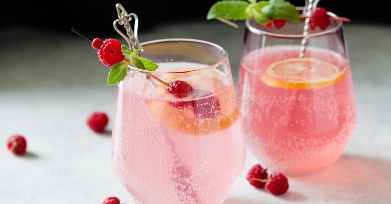 Cocktail Gin, Rhubarbe et framboises