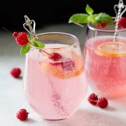 Cocktail Gin, Rhubarbe et framboises