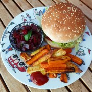 Burger maison et frites de pommes de terre au four