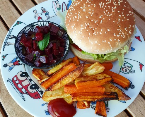 Burger maison et frites de pommes de terre au four