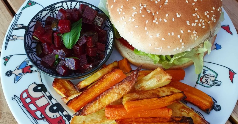 Burger maison et frites de pommes de terre au four