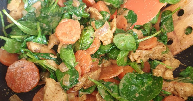 Sauté de dinde aux carottes et épinards