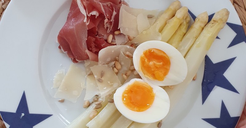 Asperges oeuf mollet jambon