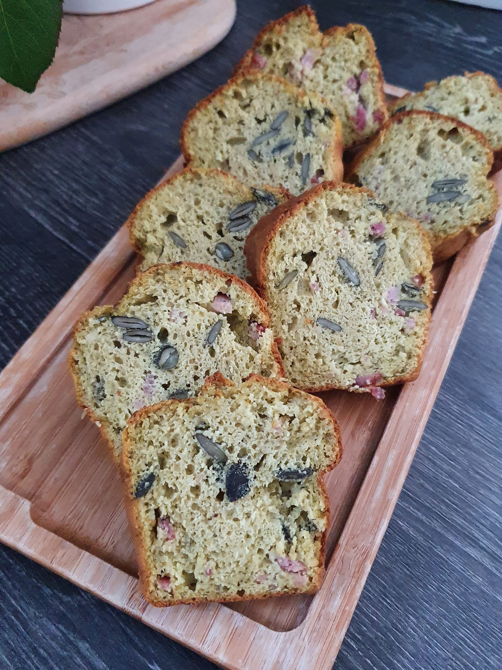 Cake pesto, graines de courges et bacon