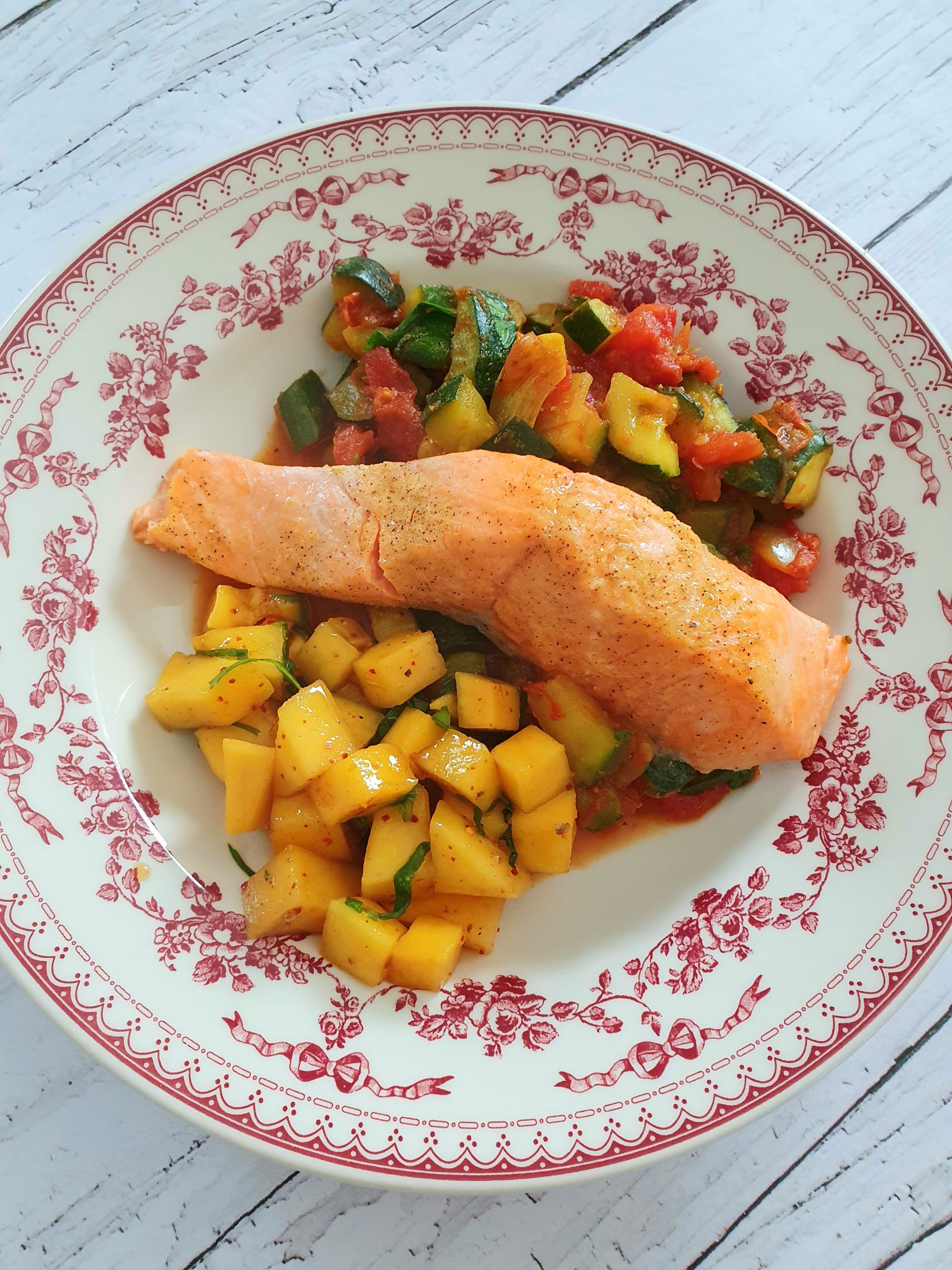 Saumon et curry de courgettes léger, sauce à la mangue fraîche